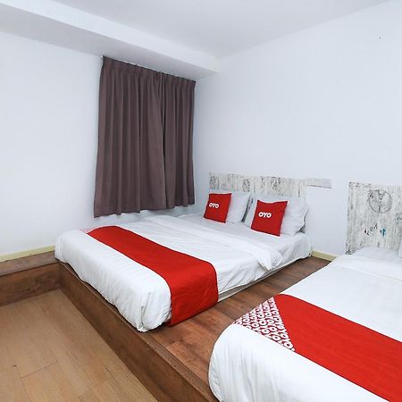 Oyo 90820 River Inn ميري المظهر الخارجي الصورة