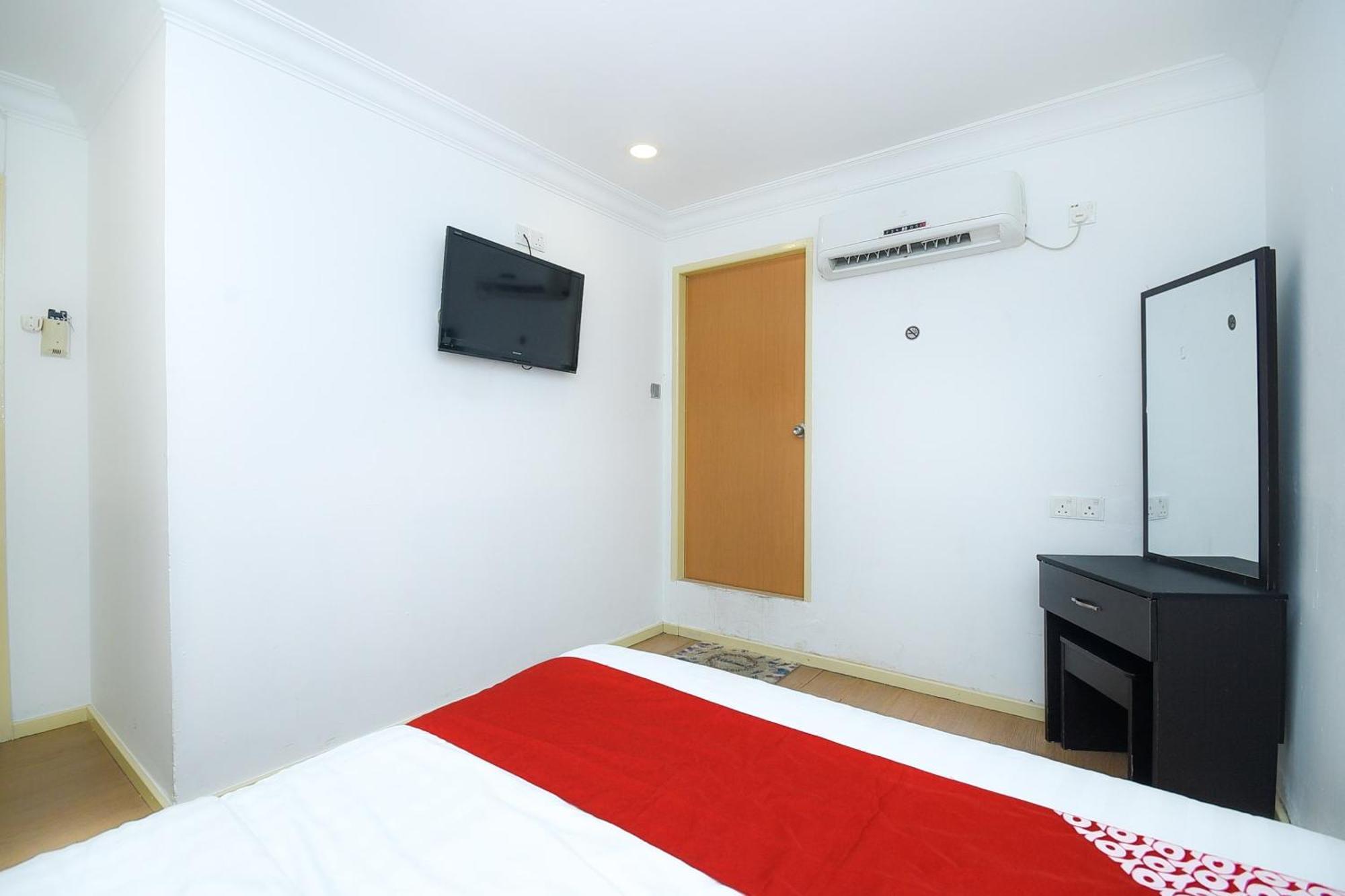 Oyo 90820 River Inn ميري المظهر الخارجي الصورة