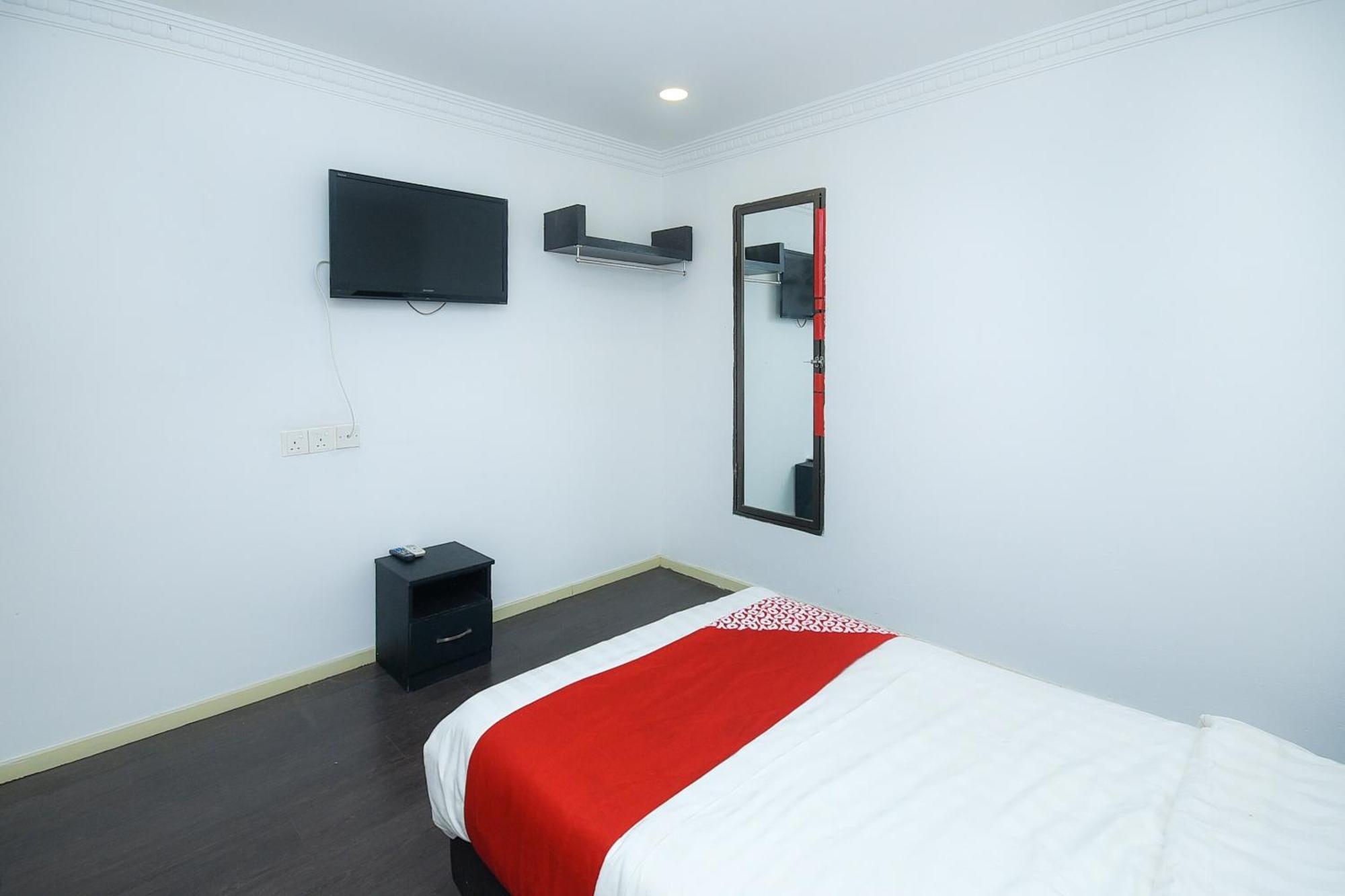 Oyo 90820 River Inn ميري المظهر الخارجي الصورة