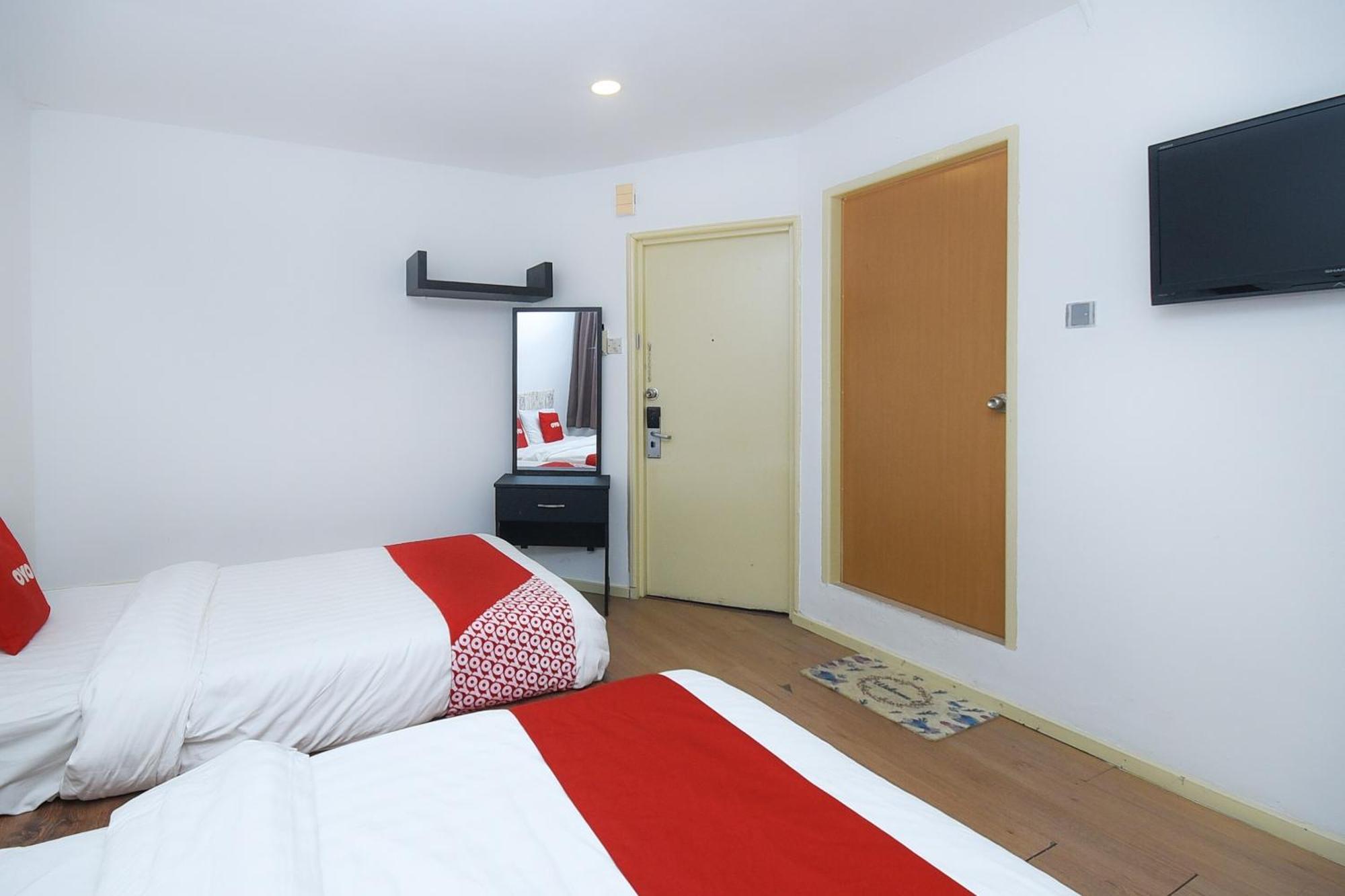 Oyo 90820 River Inn ميري المظهر الخارجي الصورة