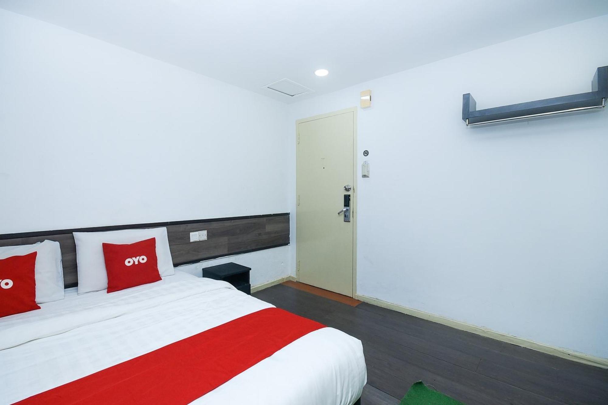 Oyo 90820 River Inn ميري المظهر الخارجي الصورة