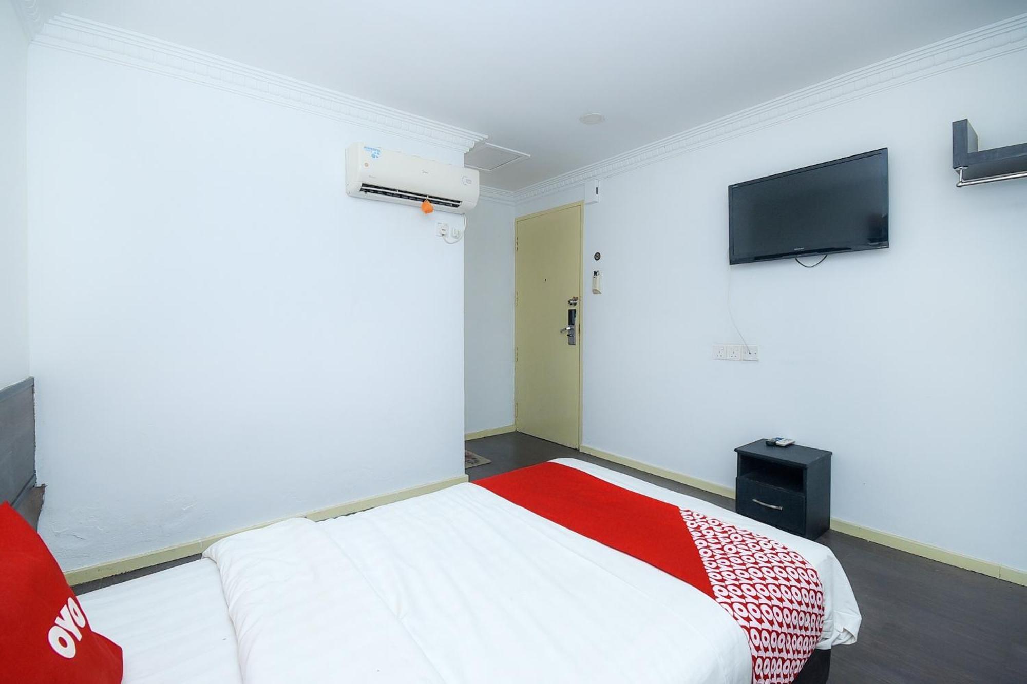 Oyo 90820 River Inn ميري المظهر الخارجي الصورة