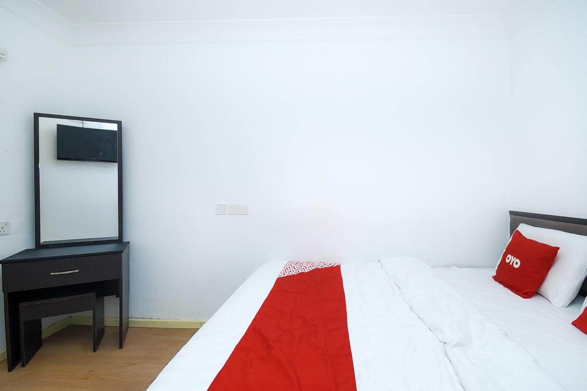 Oyo 90820 River Inn ميري المظهر الخارجي الصورة