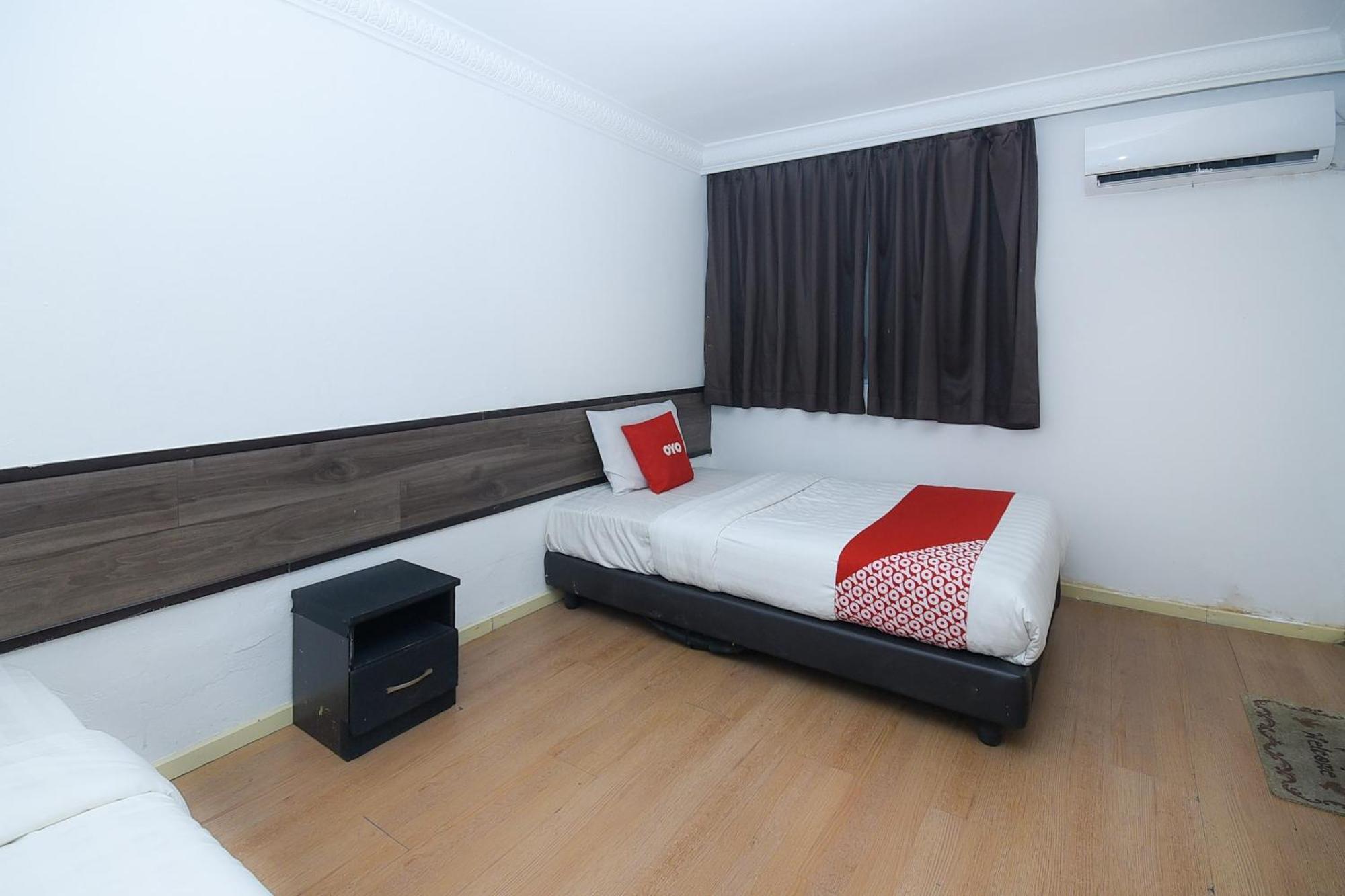 Oyo 90820 River Inn ميري المظهر الخارجي الصورة