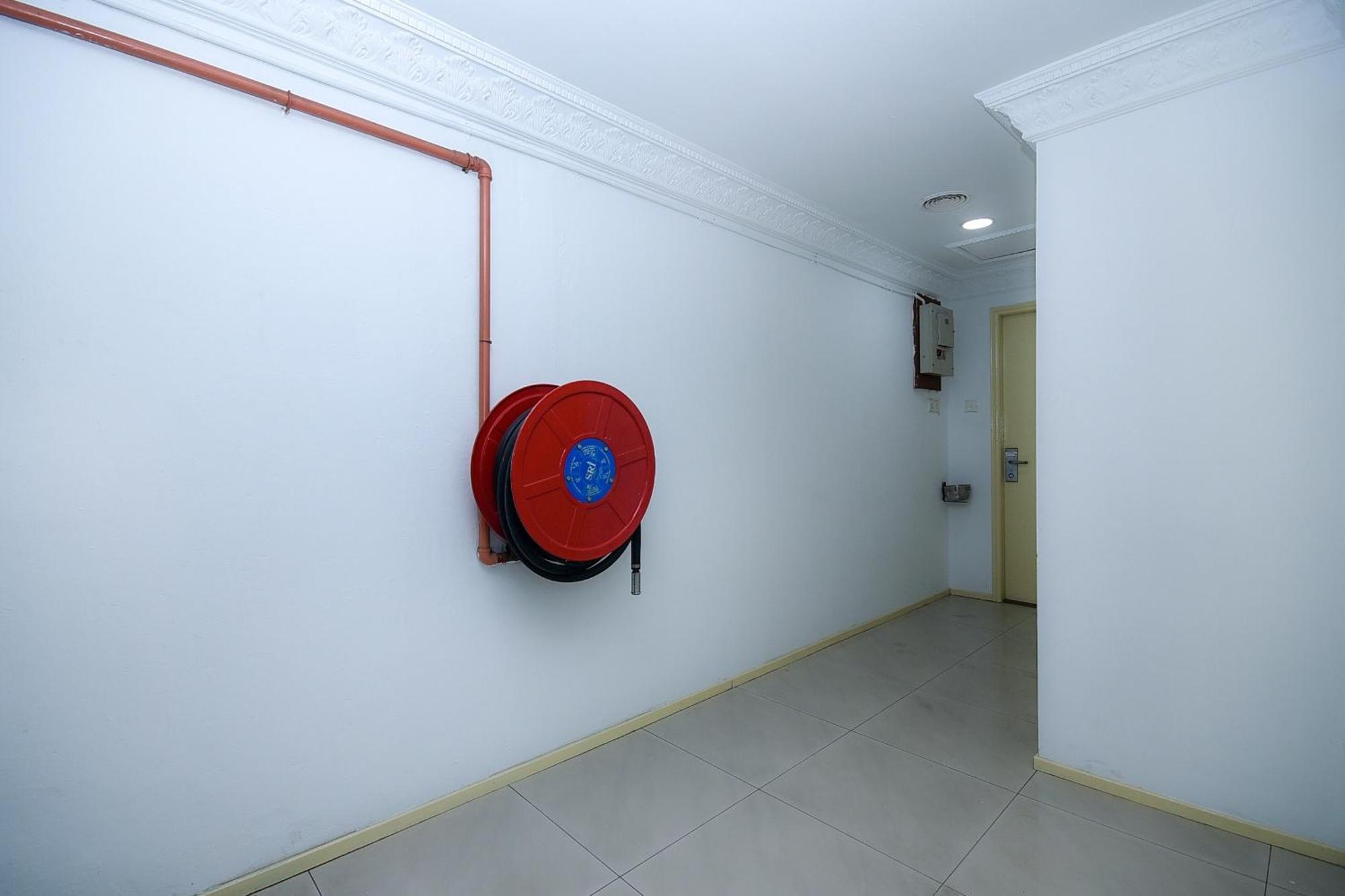 Oyo 90820 River Inn ميري المظهر الخارجي الصورة