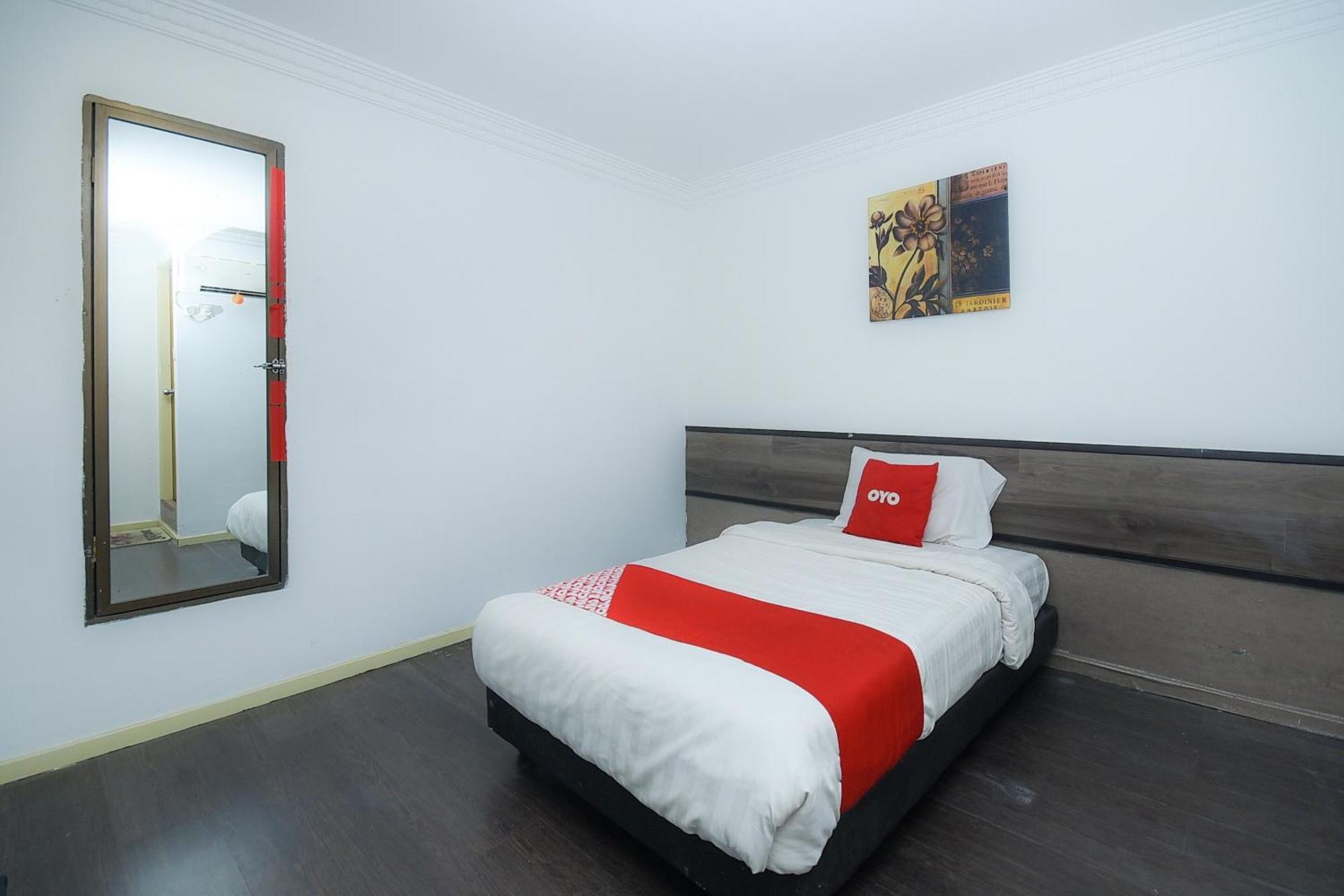 Oyo 90820 River Inn ميري المظهر الخارجي الصورة
