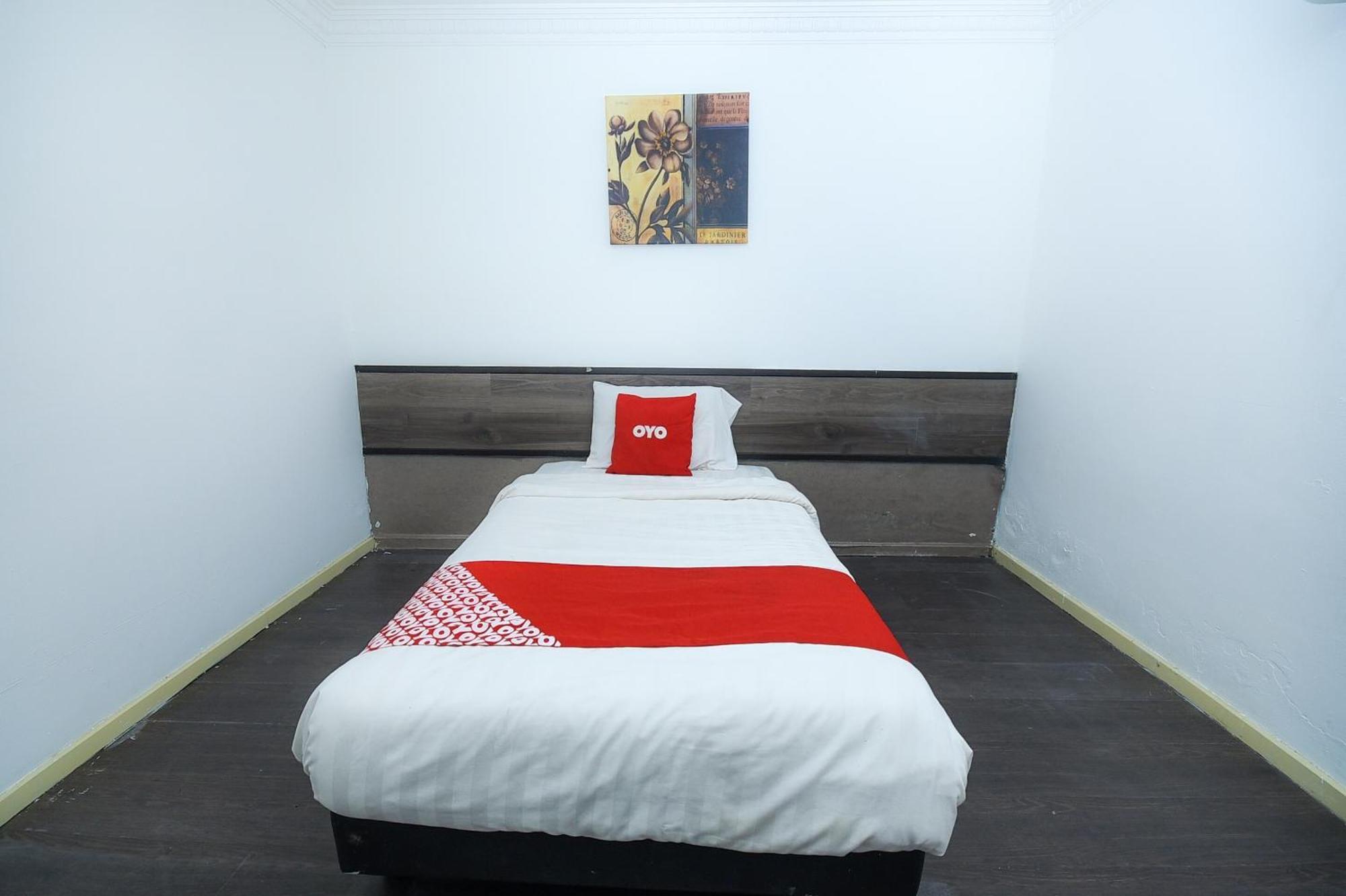 Oyo 90820 River Inn ميري المظهر الخارجي الصورة
