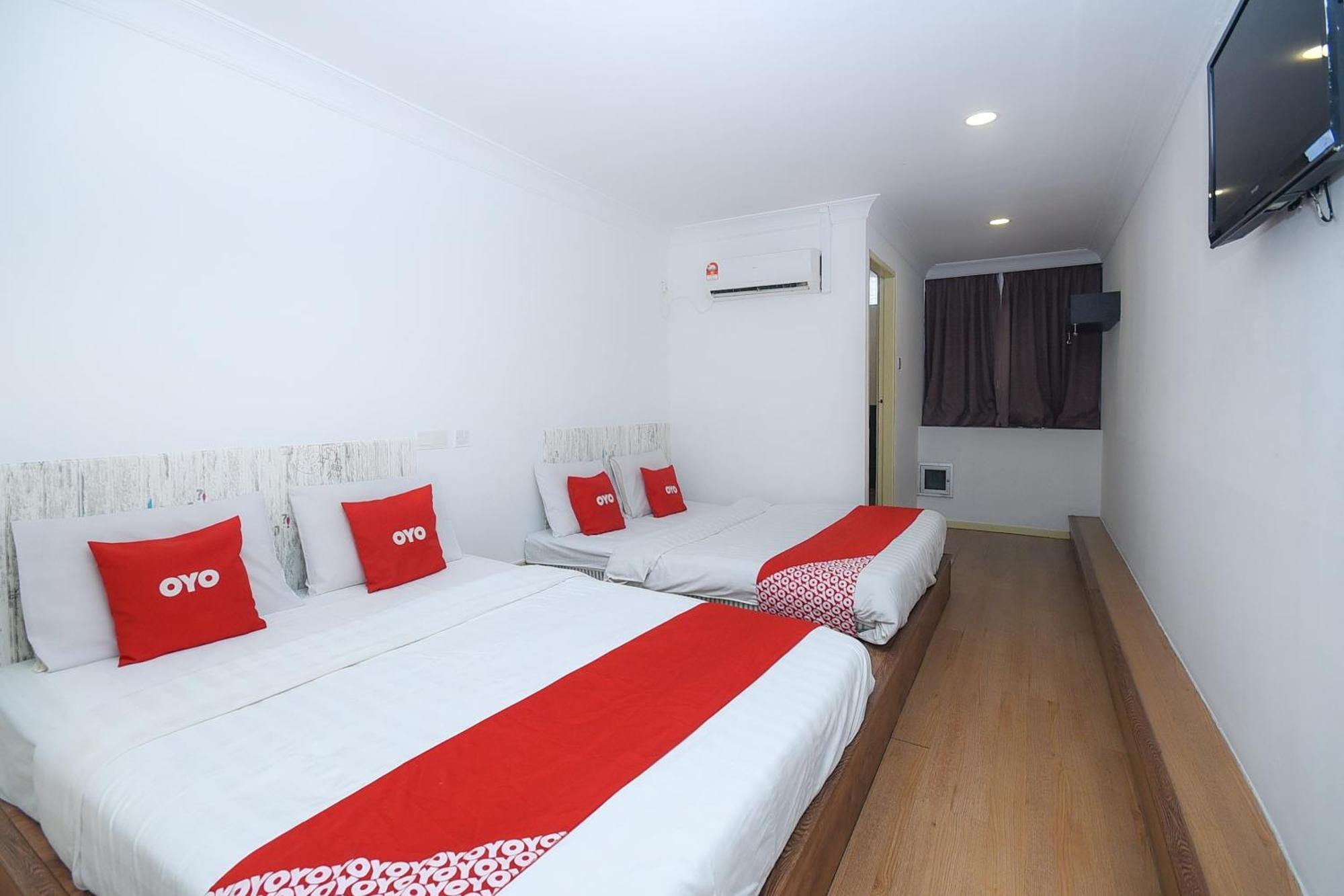 Oyo 90820 River Inn ميري المظهر الخارجي الصورة