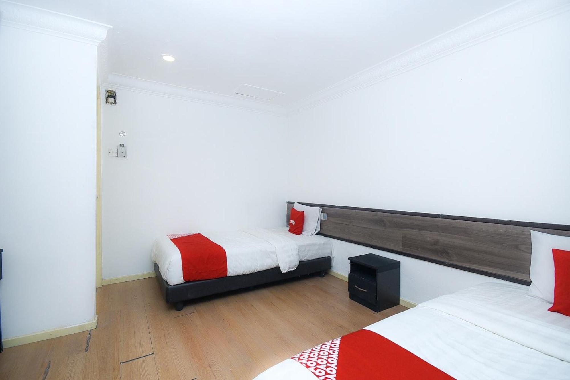 Oyo 90820 River Inn ميري المظهر الخارجي الصورة