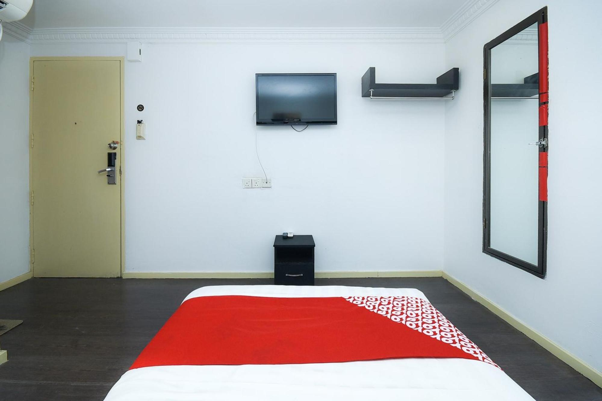 Oyo 90820 River Inn ميري المظهر الخارجي الصورة