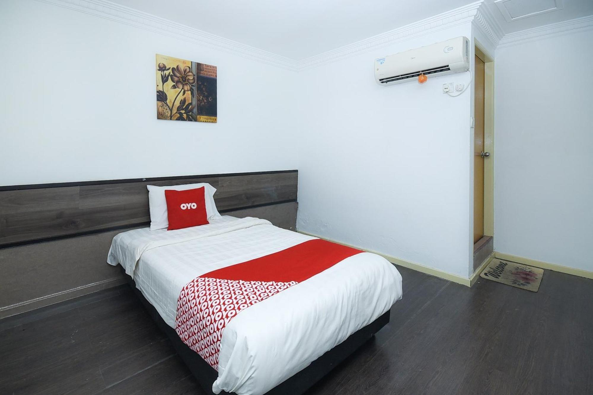 Oyo 90820 River Inn ميري المظهر الخارجي الصورة