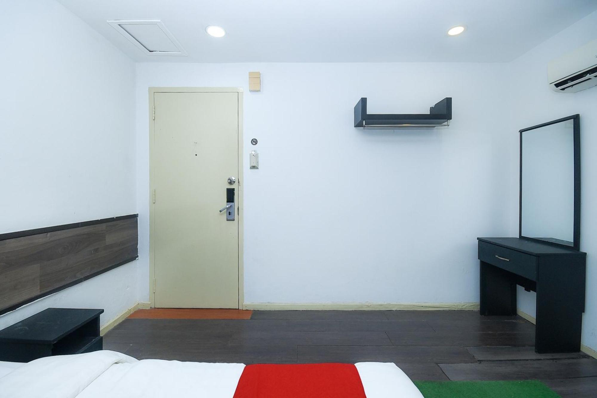 Oyo 90820 River Inn ميري المظهر الخارجي الصورة