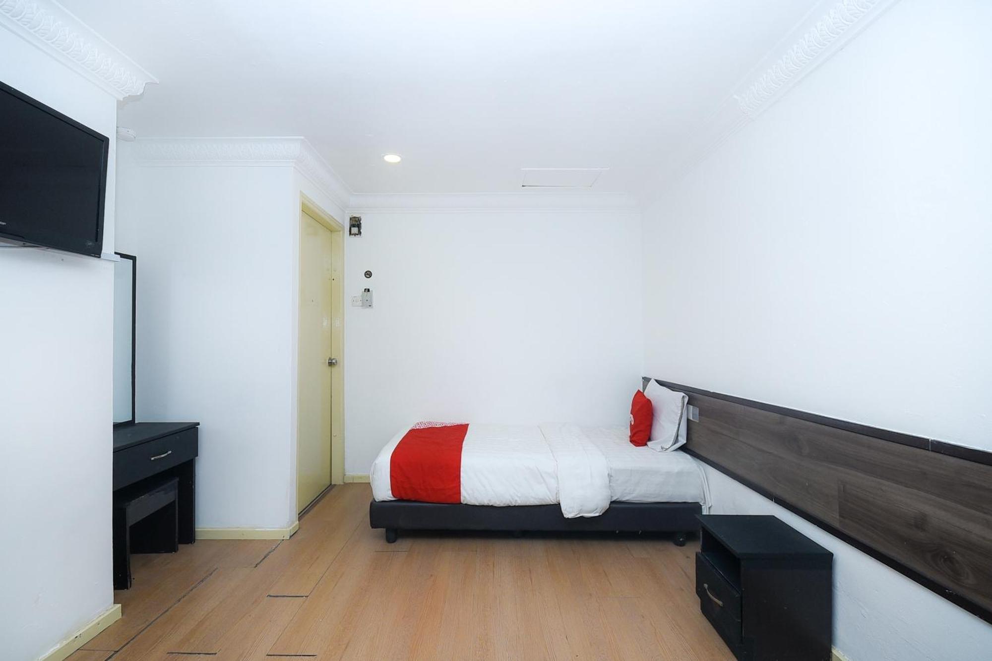 Oyo 90820 River Inn ميري المظهر الخارجي الصورة