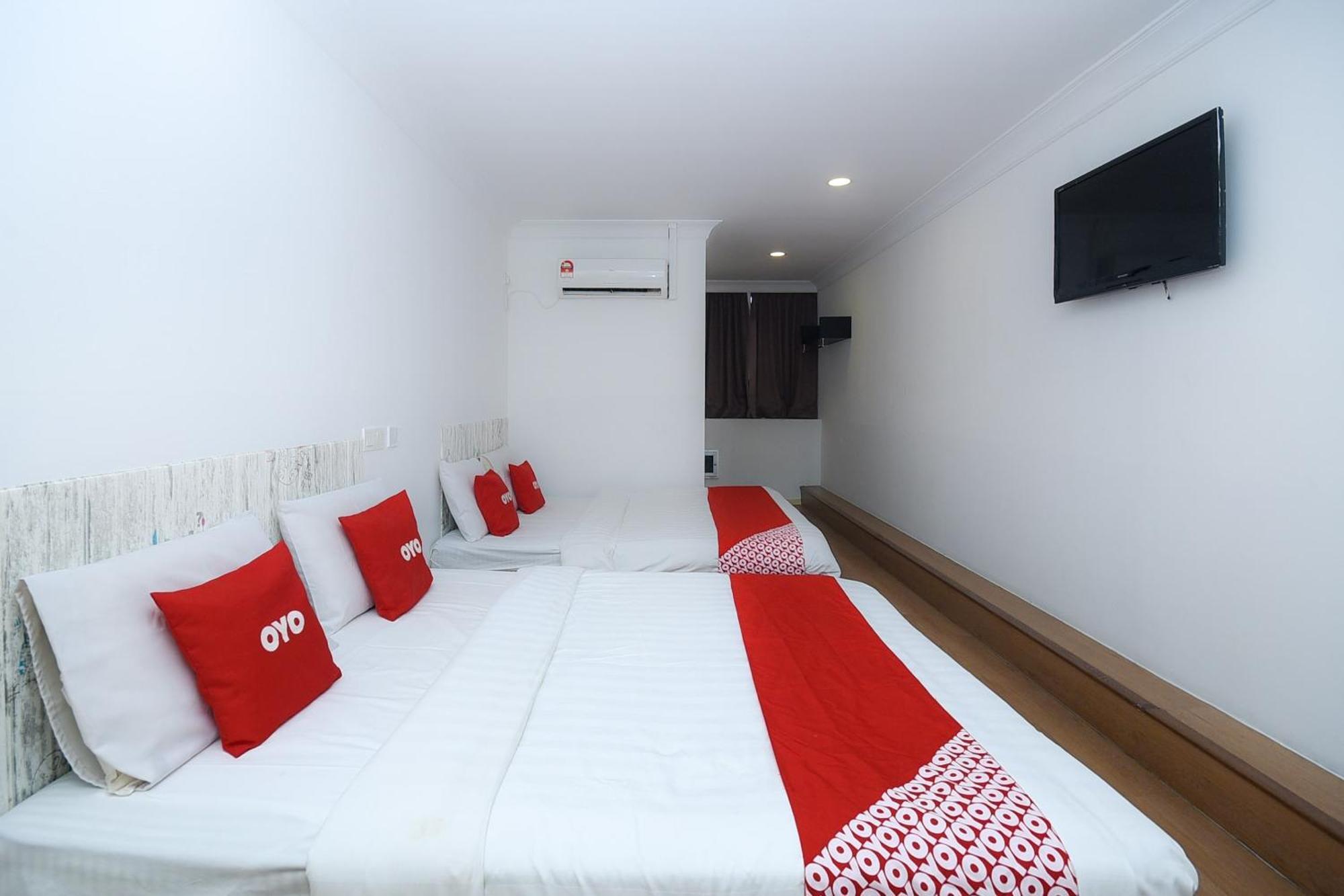 Oyo 90820 River Inn ميري المظهر الخارجي الصورة
