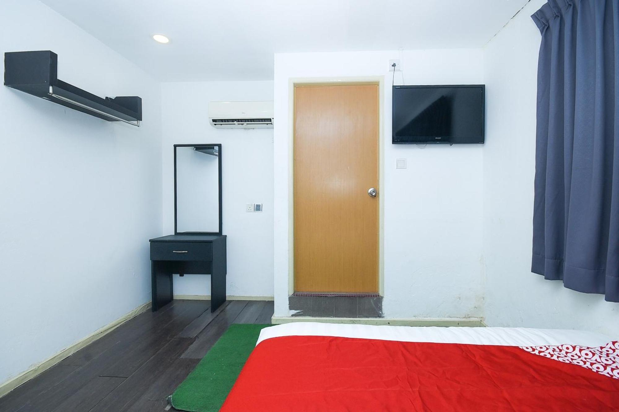 Oyo 90820 River Inn ميري المظهر الخارجي الصورة