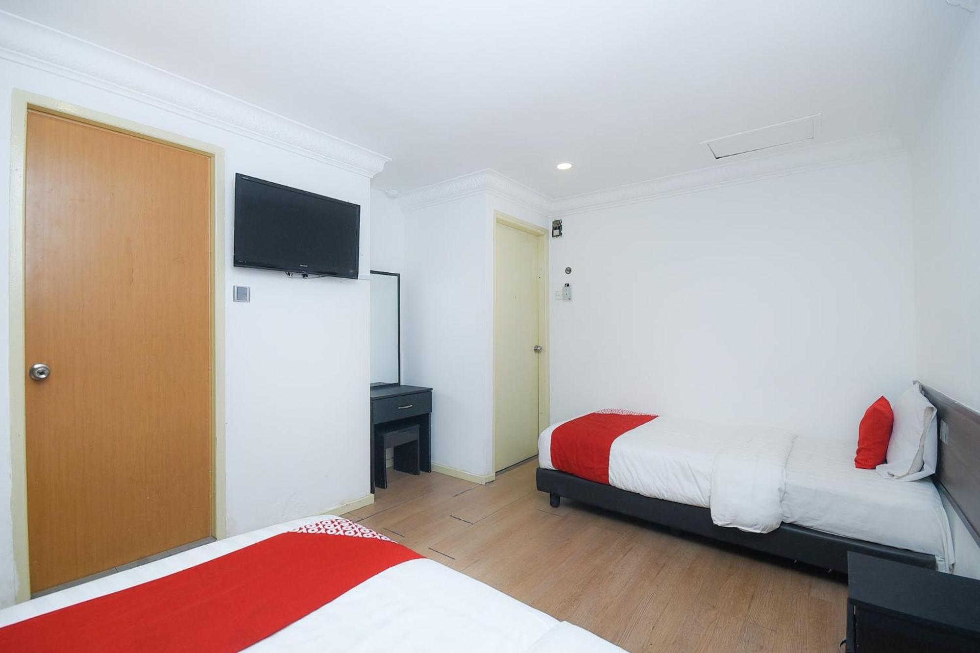 Oyo 90820 River Inn ميري المظهر الخارجي الصورة