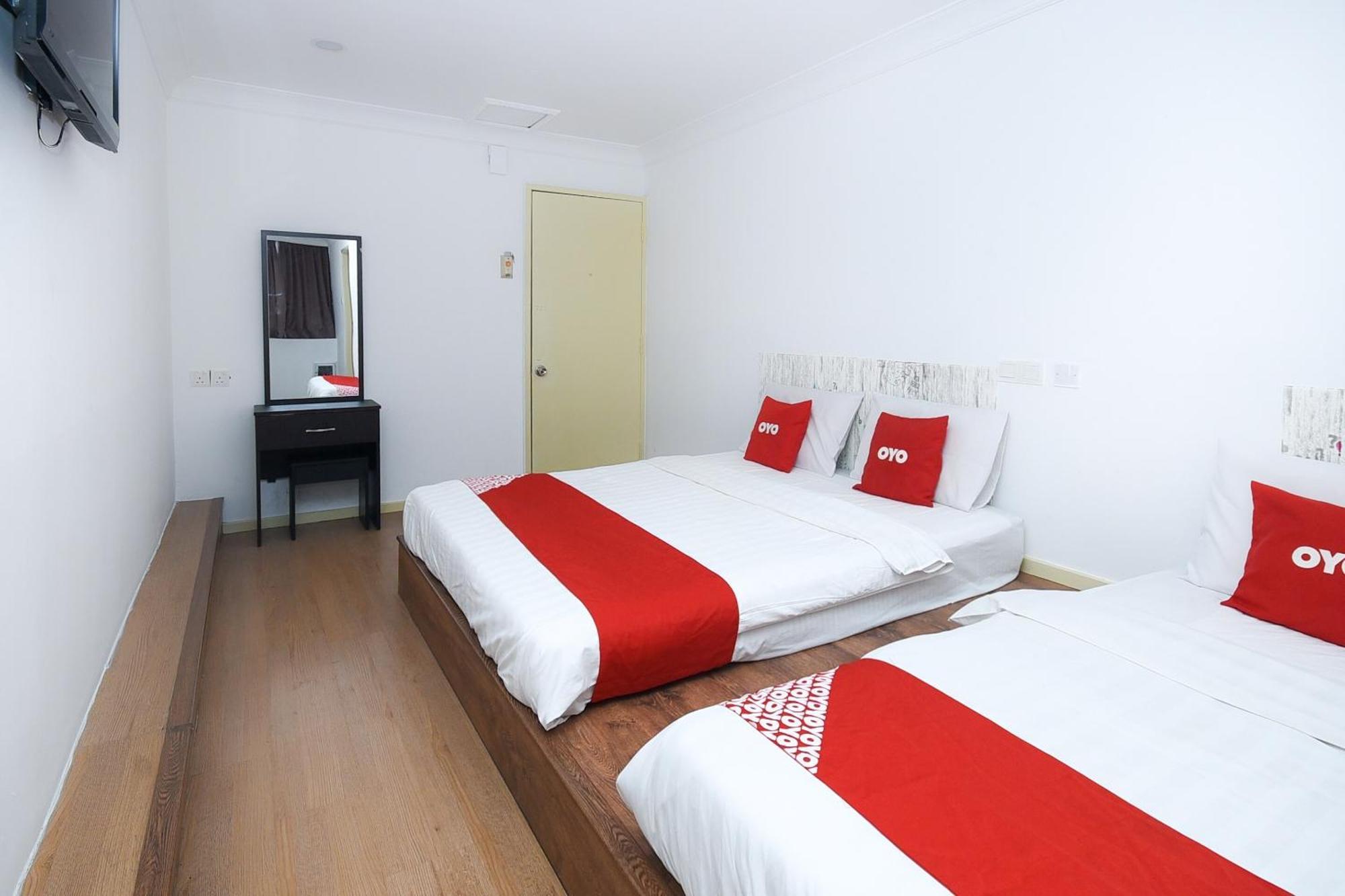 Oyo 90820 River Inn ميري المظهر الخارجي الصورة