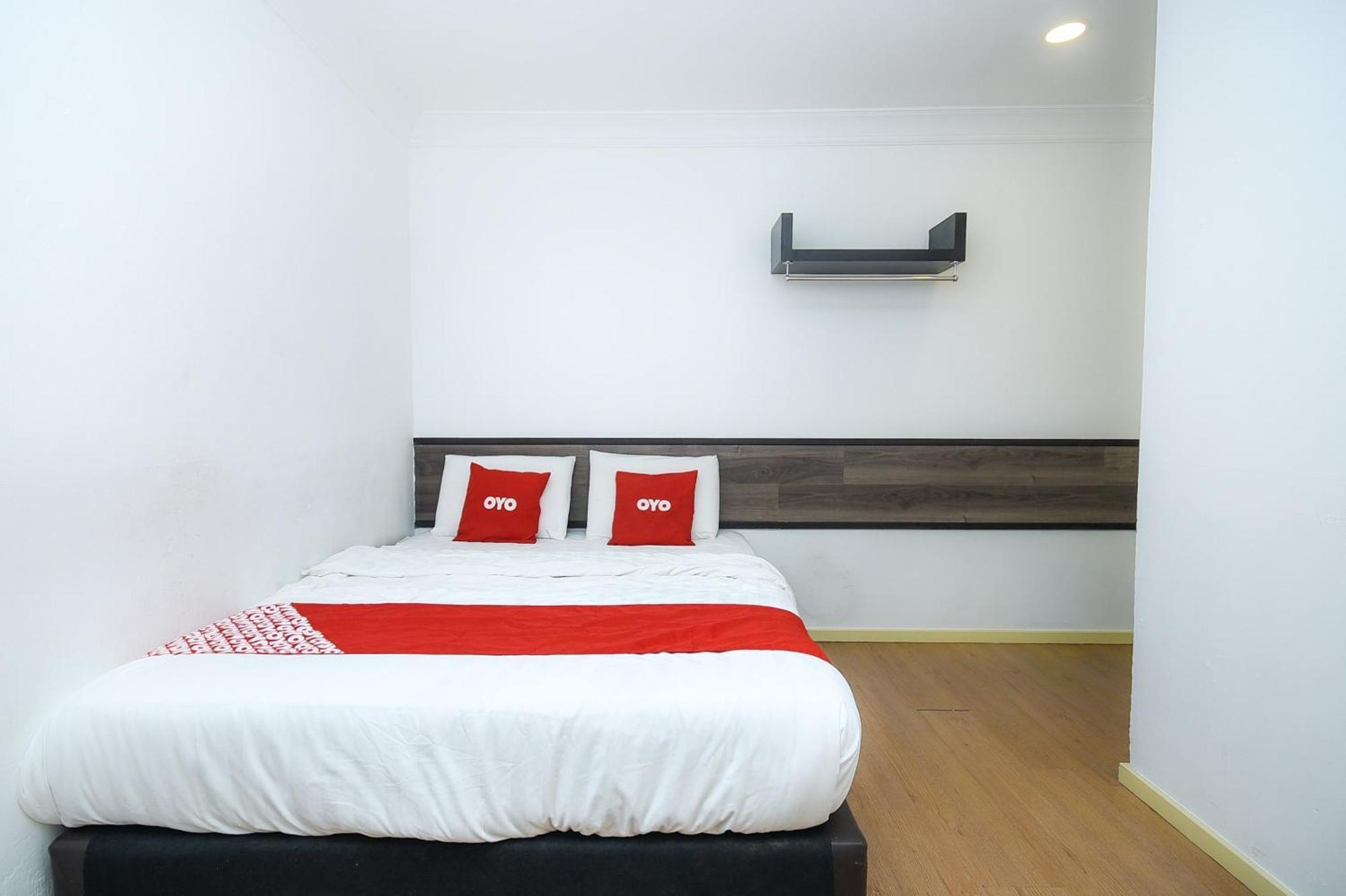 Oyo 90820 River Inn ميري المظهر الخارجي الصورة