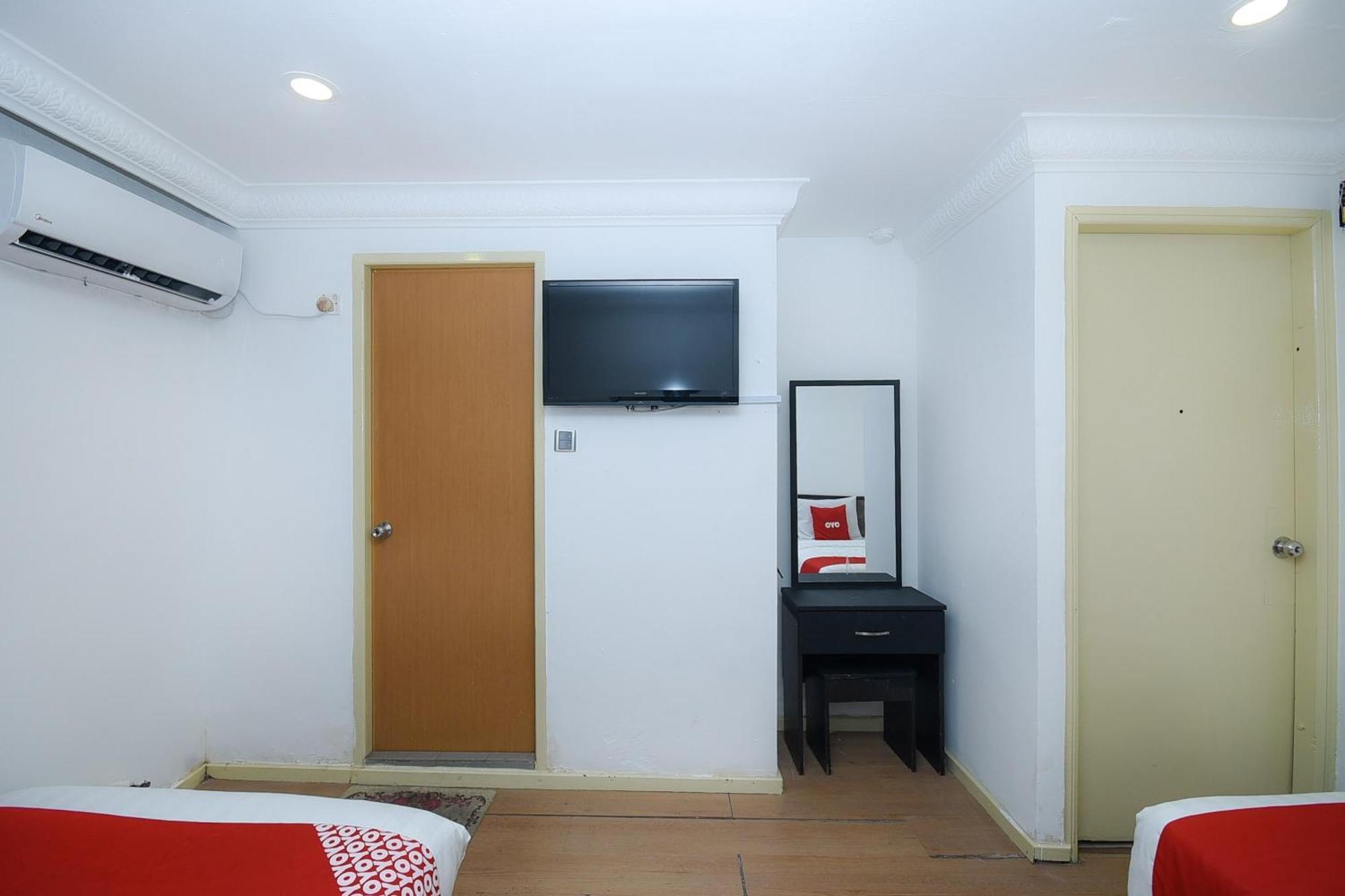 Oyo 90820 River Inn ميري المظهر الخارجي الصورة