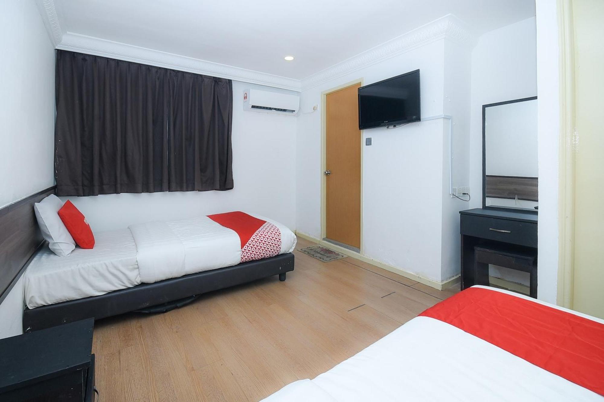 Oyo 90820 River Inn ميري المظهر الخارجي الصورة