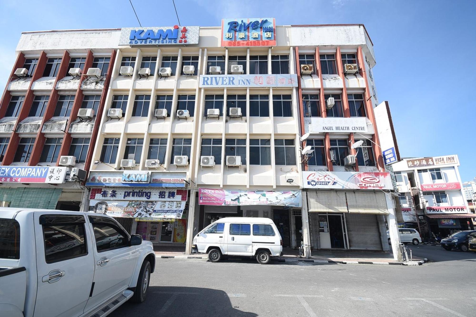 Oyo 90820 River Inn ميري المظهر الخارجي الصورة