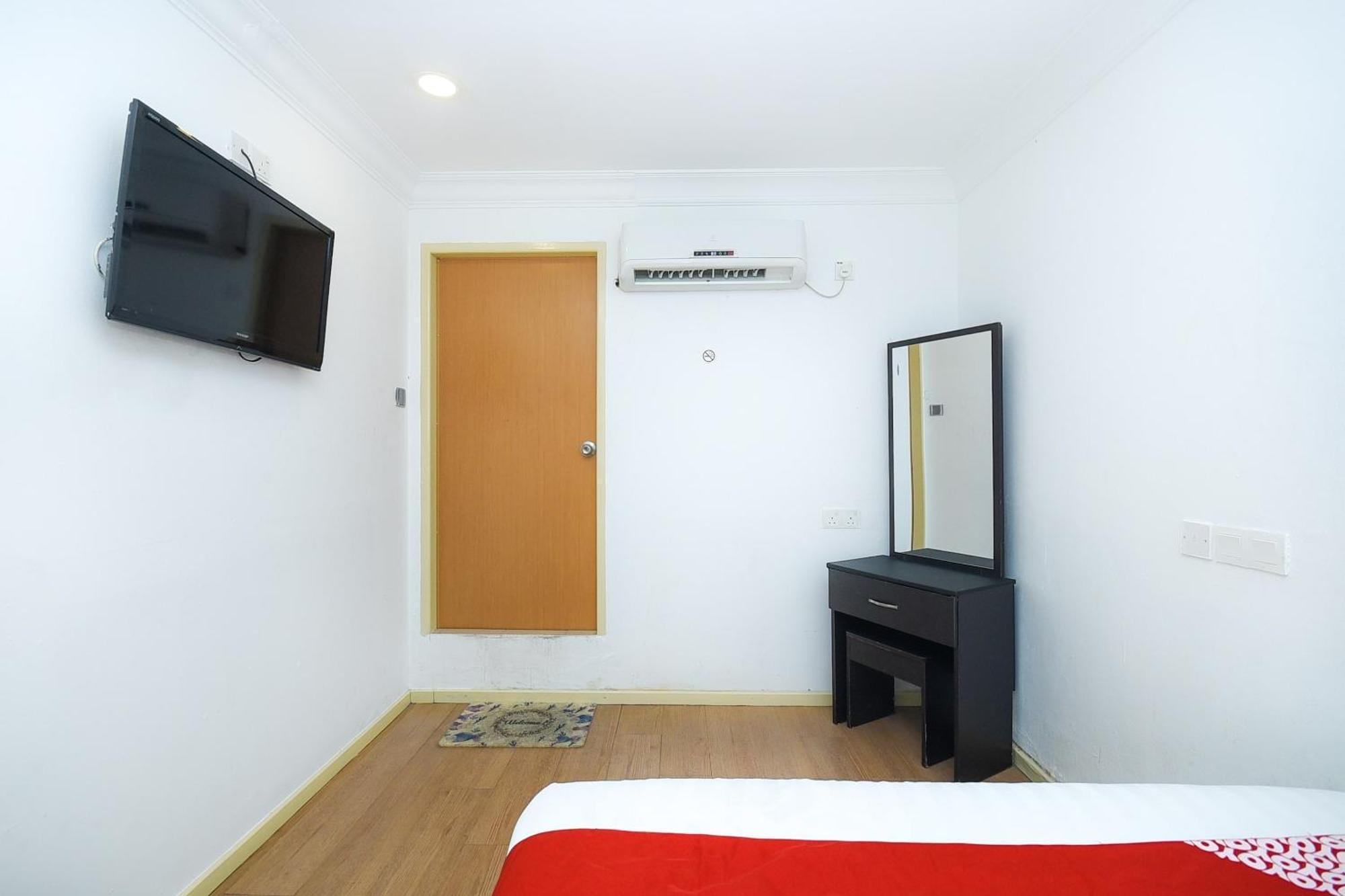 Oyo 90820 River Inn ميري المظهر الخارجي الصورة