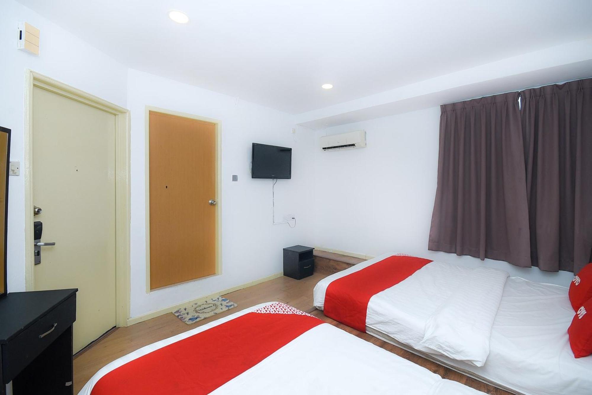 Oyo 90820 River Inn ميري المظهر الخارجي الصورة