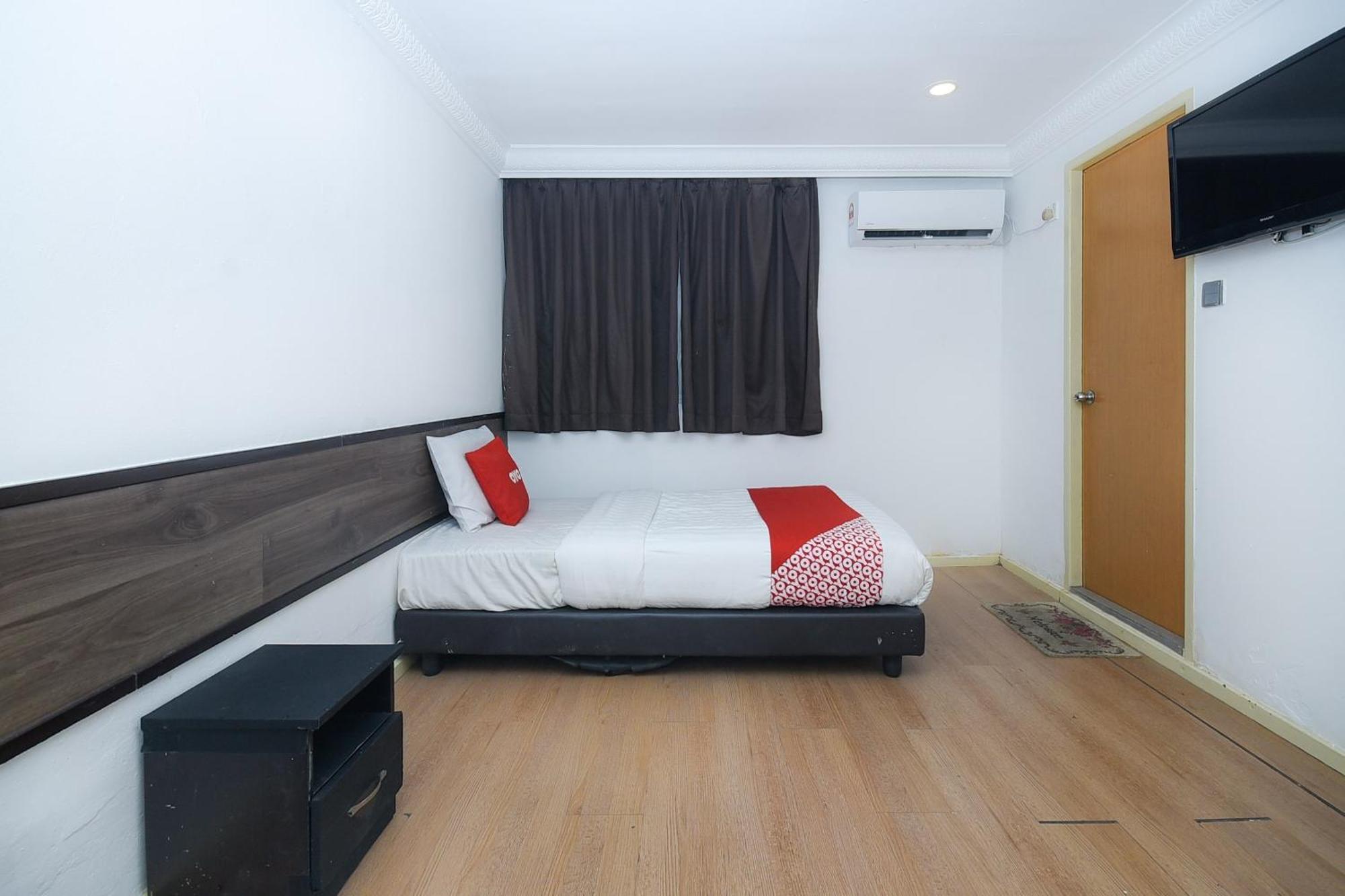 Oyo 90820 River Inn ميري المظهر الخارجي الصورة