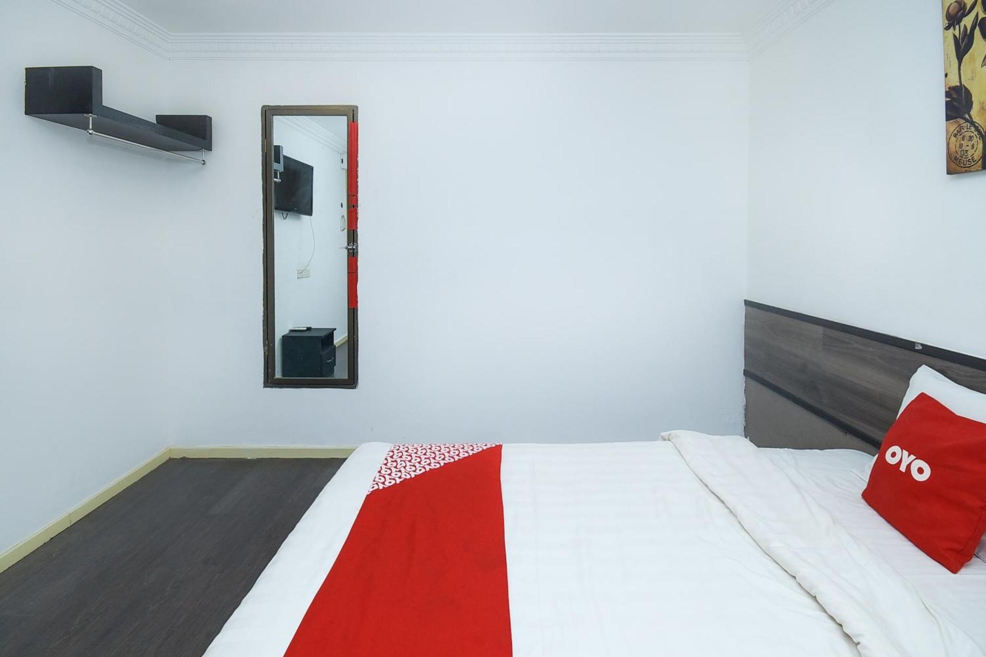 Oyo 90820 River Inn ميري المظهر الخارجي الصورة