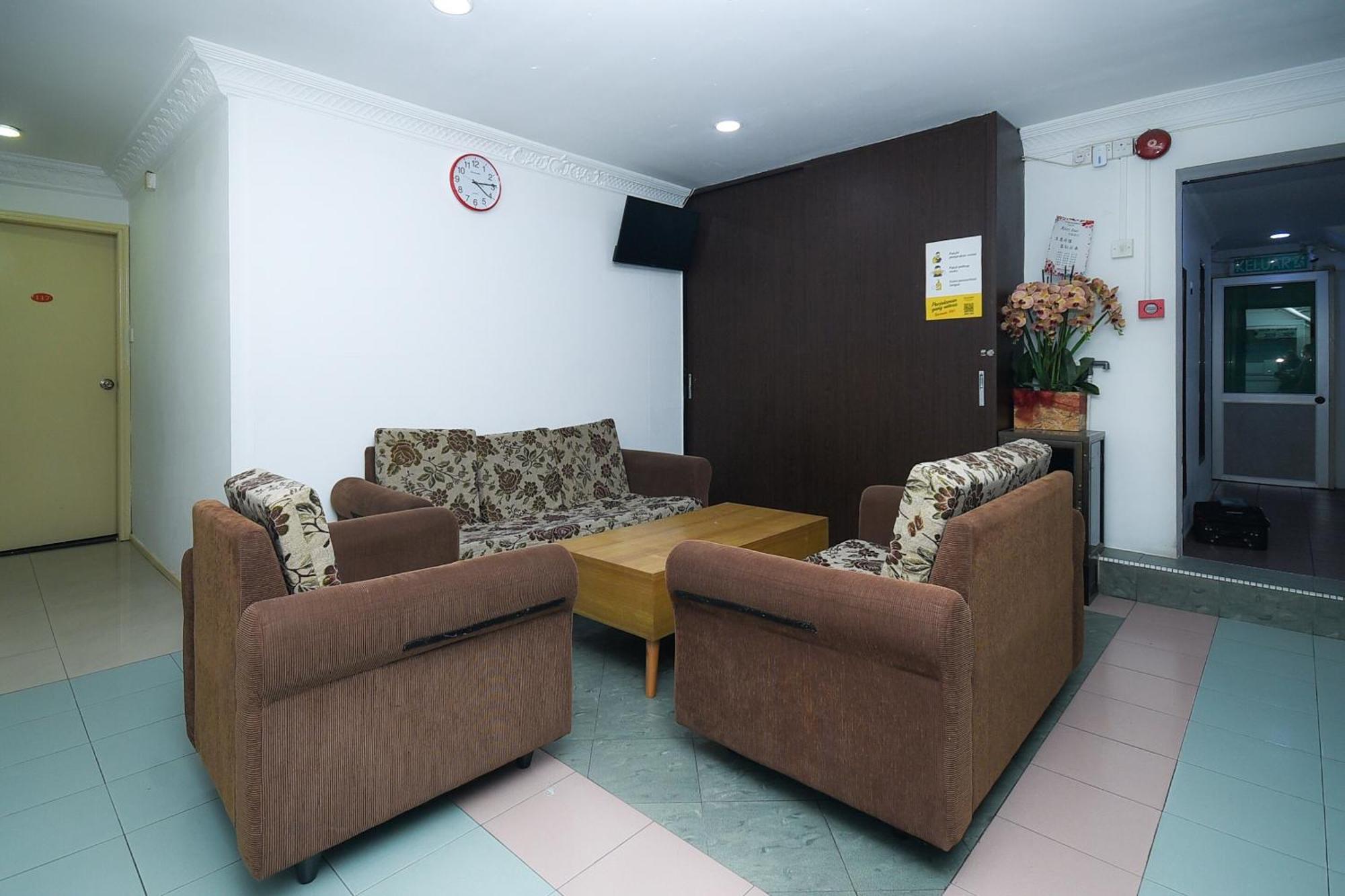 Oyo 90820 River Inn ميري المظهر الخارجي الصورة