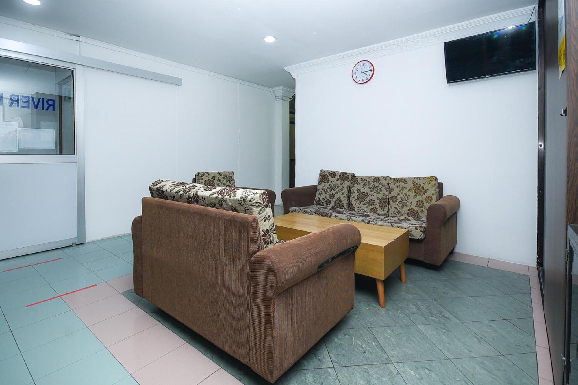 Oyo 90820 River Inn ميري المظهر الخارجي الصورة