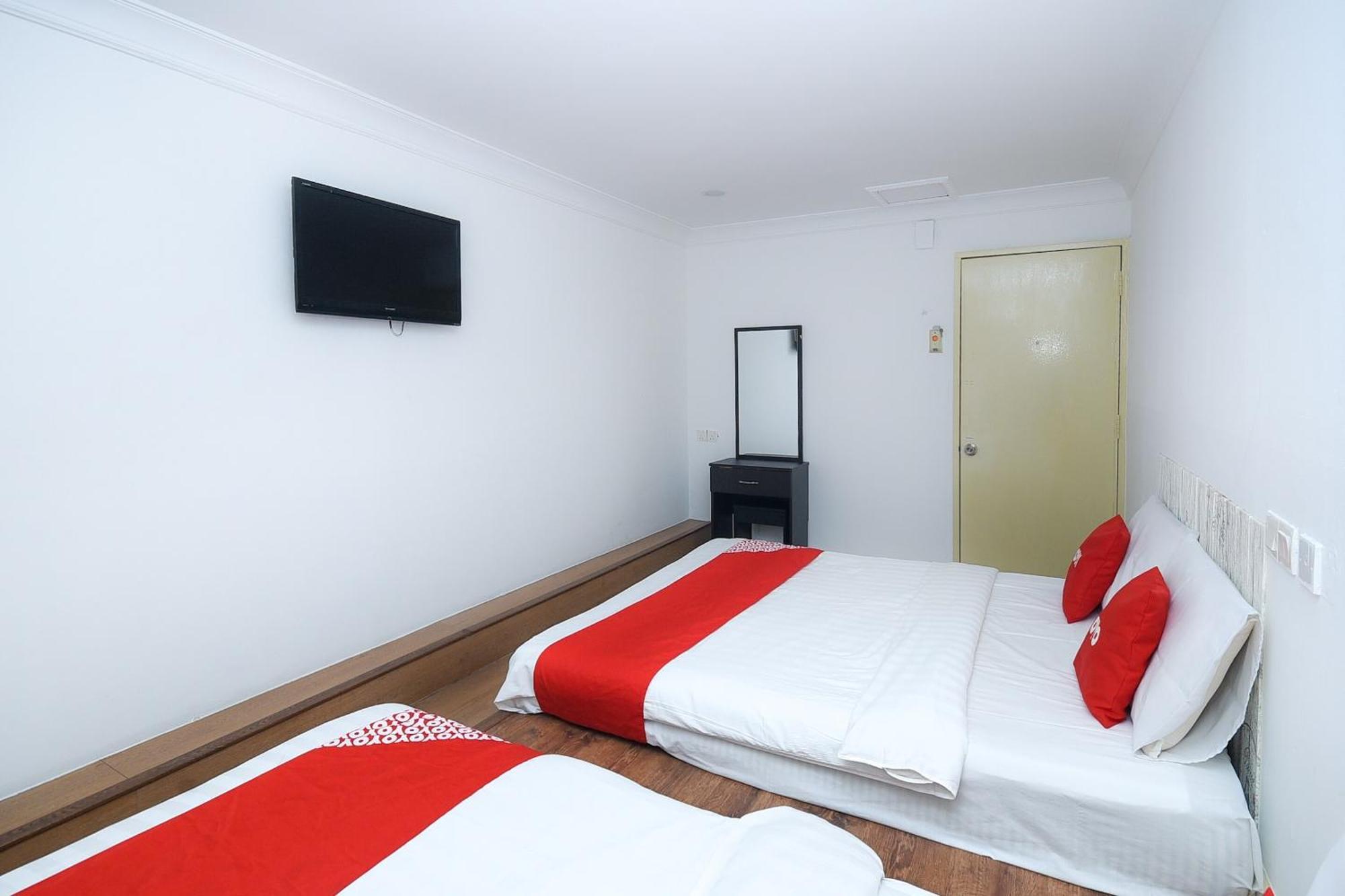 Oyo 90820 River Inn ميري المظهر الخارجي الصورة