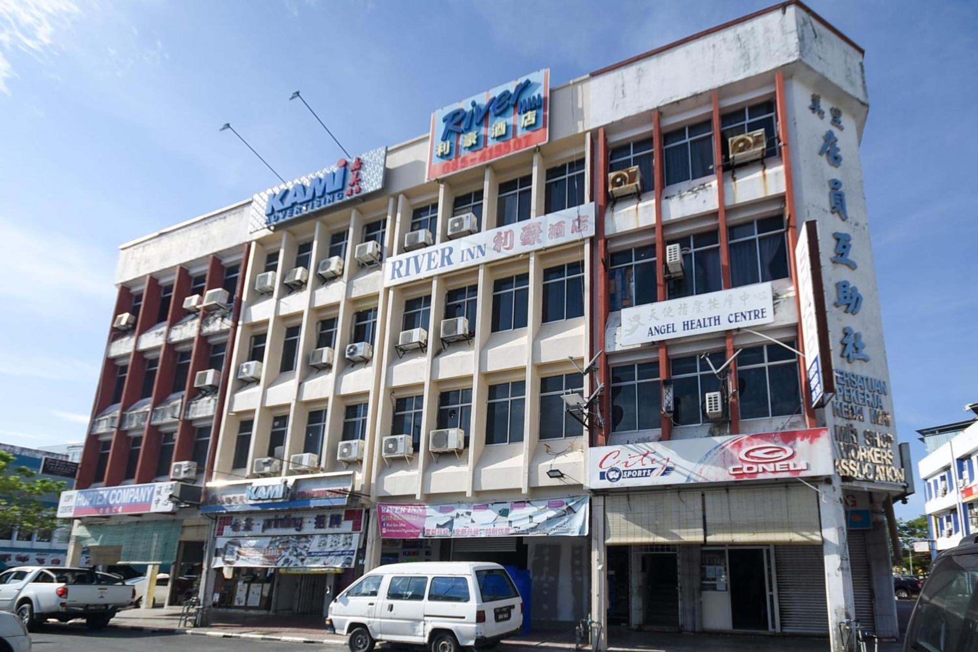 Oyo 90820 River Inn ميري المظهر الخارجي الصورة